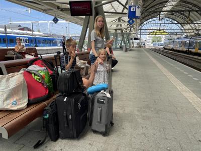 In the train station en route to Den Haag.